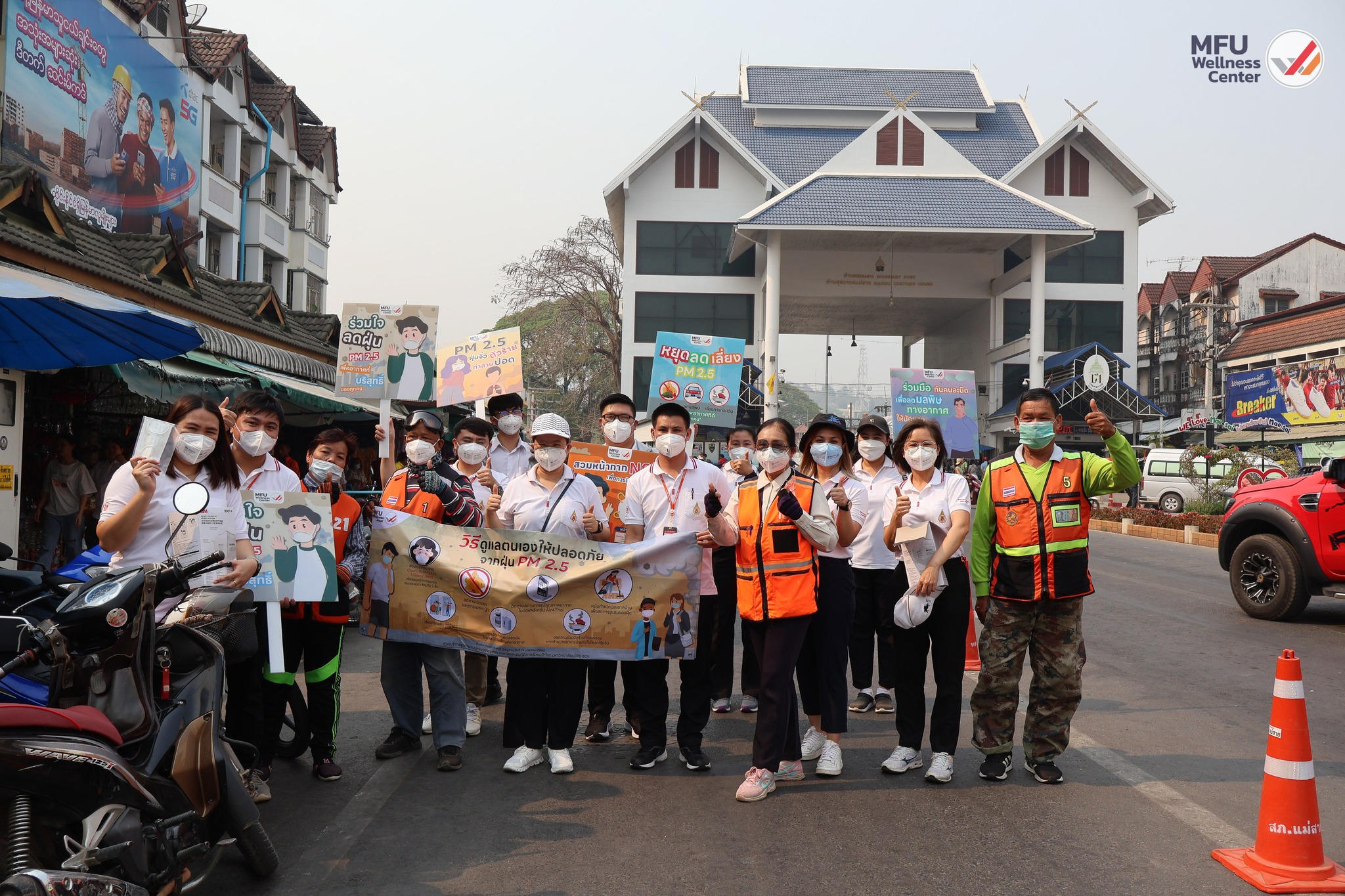 MFU Wellness Center Visits Communities to Promote How to Prevent Health Related Conditions Caused by PM2.5